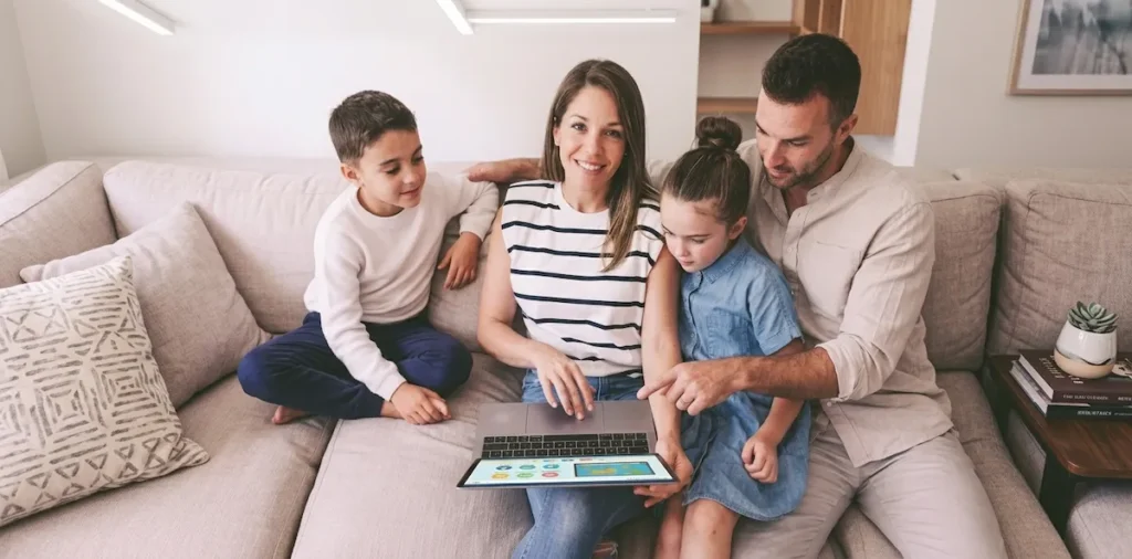 seguranca-digital-familia conversa entre pais e filhos sobre segurança digital